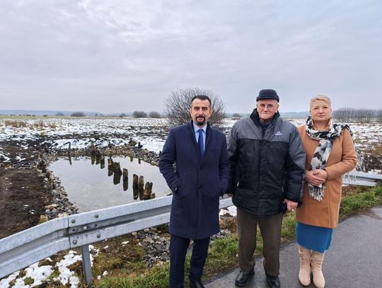 Spotkanie przy dawnej pralni. Na zdjęciu: wójt Mariusz Kukiełka, Emilian Sołoducha oraz sołtys Barchaczowa i przewodnicząca Rady Gminy Łabunie Elżbieta Kuźma.