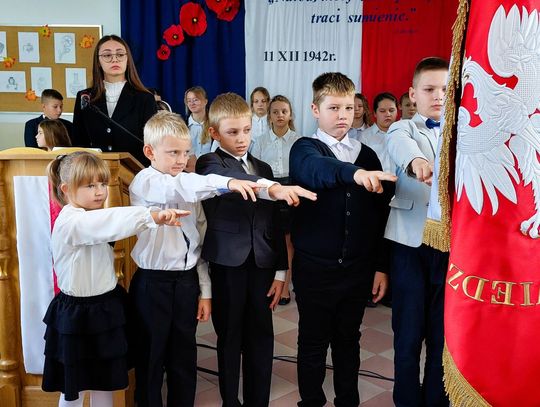 Uroczysta ceremonia ślubowania na sztandar szkoły w Tworyczowie.