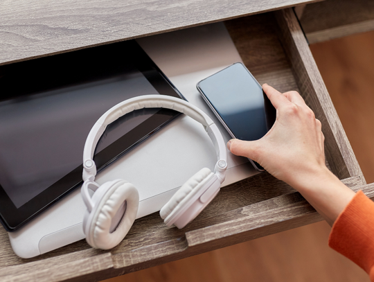 Telefony, smartfony, gry, telewizory... Kiedy przestajemy ich używać, często trafiają do naszych szuflad. Są ich miliony. Polacy mają w szafkach nawet kilka tysięcy złotych.