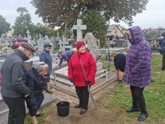 Tyszowiecki Klub Seniora podczas sprzątania grobu żołnierzy AK.