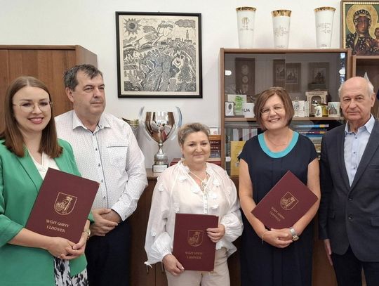 22 sierpnia zastępca wójta gminy Ulhówek Daniel Wojnar, wręczył zarządzenia w sprawie powierzenia stanowisk dyrektorskich w placówkach oświatowych na terenie gminy.