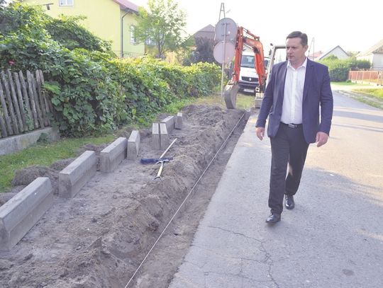 Burmistrz Andrzej Podgórski dogląda postępu prac.