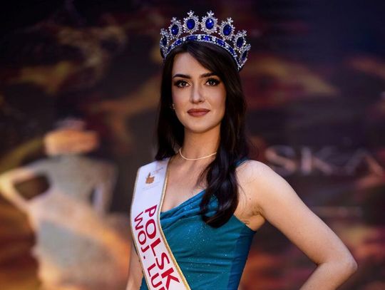 Karolina Józwa ma 25 lat i 176 cm wzrostu, jest szczupłą brunetką o niebieskich oczach.