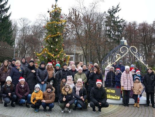 Zabawa przy ubieraniu gminnej choinki w Werbkowicach trwała ponad 2 godziny. Ponad 4-metrowe drzewko podarował Andrzej Piłat z Sołectwa Werbkowice. Fot. GOK Werbkowice