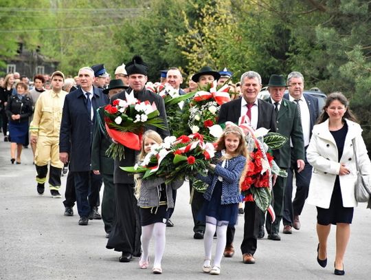 Przy pomniku poświęconym Stanisławowi Staszicowi w Jarosławcu delegacje złożyły wieńce i kwiaty.