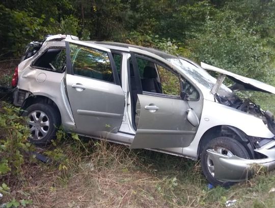 Uciekała przed stłuczką, renault dachował w rowie