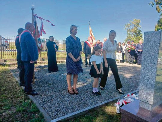 Na mogiłach żołnierzy, partyzantów oraz na grobie Dubieńskich Męczenników złożono wieńce i zapalono znicze.