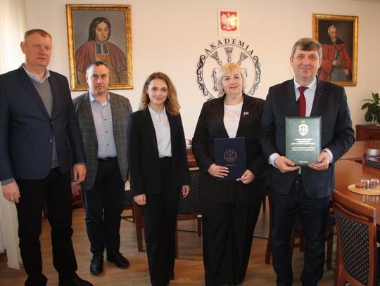 Uczelnie w Zamościu i Kamieńcu Podolskim podejmą współpracę Zawarto porozumienie o współpracy pomiędzy Akademią Zamojską a Podolskim Uniwersytetem Państwowym w Kamieńcu Podolskim na Ukrainie.