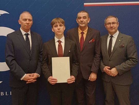 Uczeń I LO w Tomaszowie swoją średnią zasłużył na stypendium premiera Uczeń klasy 4c w I Liceum Ogólnokształcącym im. Bartosza Głowackiego w Tomaszowie Lubelskim, 12 lutego otrzymał w Lubelskim Urzędzie Wojewódzkim dyplom stypendysty Prezesa Rady Ministrów.