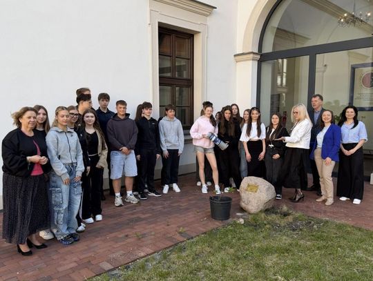 Uczniowie I LO w Zamościu wysłali wiadomość do przyszłości Kapsułę zakopano na dziedzińcu szkoły, pod tablicą upamiętniającą umieszczenie poprzedniej kapsuły czasu, przygotowanej z okazji 100-lecia liceum w Zamościu.