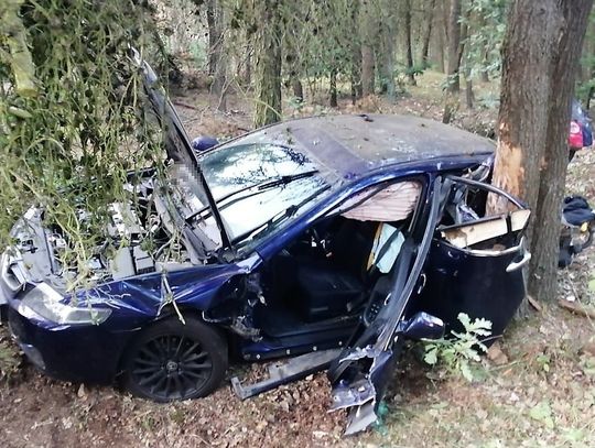 19-latek jechał za szybko, stracił panowanie nad pojazdem i dachował. Po uderzeniu w drzewo został zakleszczony w pojeździe.