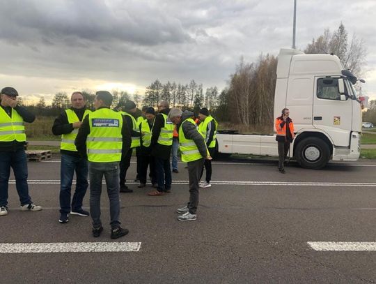 Do protestujących przewoźników dołączają już rolnicy.