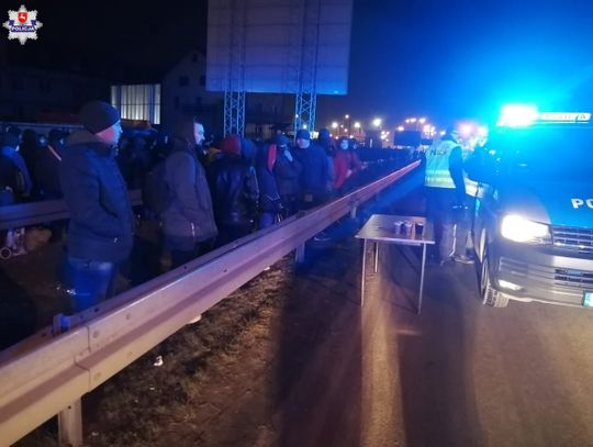 Ukraińcy tłumnie wracają do siebie. Policja wspiera służby graniczne