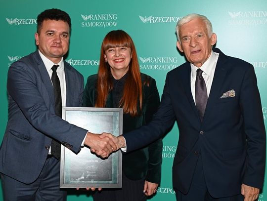 Prof. Jerzy Buzek, przewodniczący kapituły Rankingu Samorządów „Rzeczpospolitej”, gratuluje wójtowi gminy Ulhówek Łukaszowi Kłębkowi.