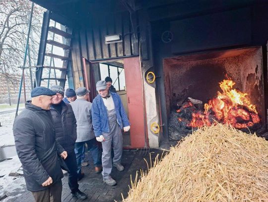 Podczas odbioru zadania wszyscy mieli możliwość zobaczyć, jak po modernizacji działa kotłownia w Ulhówku.