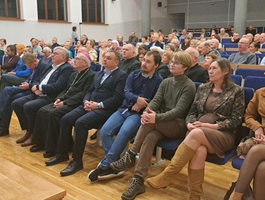 Unikalne znalezisko - jedyne w Polsce ziarno tytoniu pochodzące z pochówku W Łukowie w czasie konferencji podsumowano badania archeologiczne prowadzone od 2019 r.