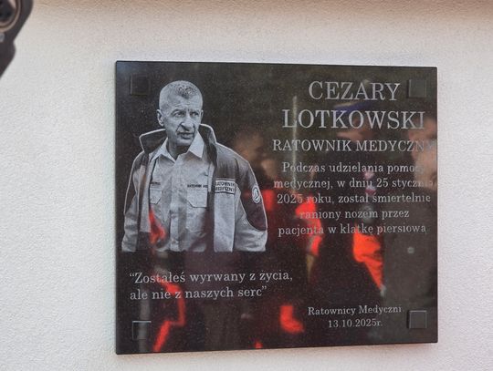 "Zostałeś wyrwany z życia, ale nie z naszych serc" - czytamy na tablicy upamiętniającej śp. Cezarego Lotkowskiego.