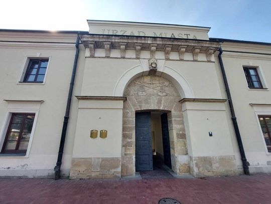 Przynajmniej raz w tygodniu będą musiały być dostępne dla interesantów do godz. 18. Na zdjęciu Urząd Miasta Zamość