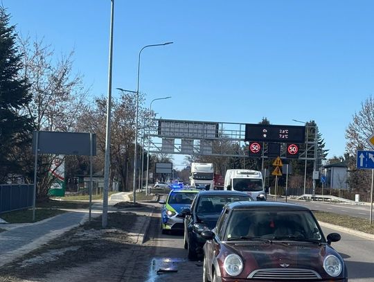 26.02.2026. Utrudnienia na ul. Szczebrzeskiej w Zamościu po zderzeniu 3 pojazdów.