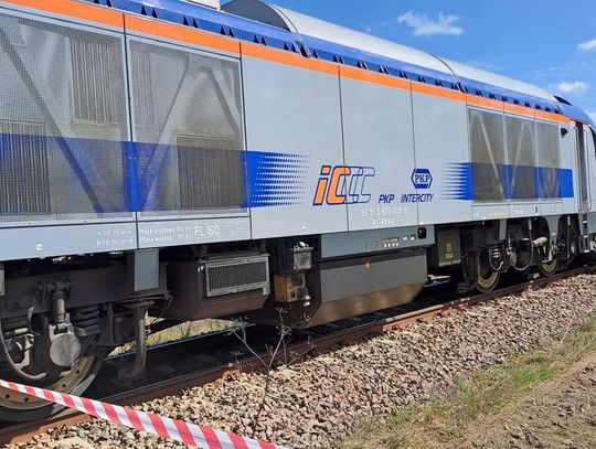 Ruch na drodze, na przejeździe kolejowym, a także na trakcie kolejowym Łuków - Lublin został wstrzymany.