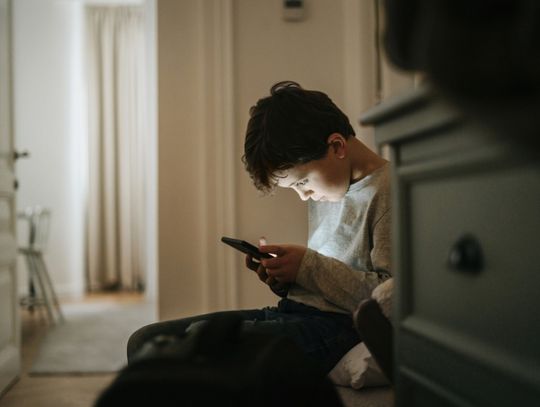 Większość nastolatków deklaruje, że rodzice nie ustalają z nimi żadnych zasad korzystania z internetu. Ale niemal 60 proc. rodziców twierdzi, że tak robi.