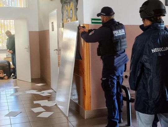 We wtorek 27 października na terenie III LO w Zamościu odbywały się policyjne ćwiczenia.