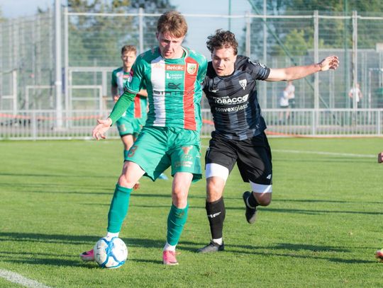Zespół z Łukowej przegrał na własnym stadionie z występującym w III lidze rywalem aż 0:4 (0:2), ale nie ma się czego wstydzić.