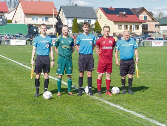 Mecz Victorii Łukowa z Olimpiakosem Tarnogród w Wielką Sobotę sędziowali Hubert Chmura (główny), Marcel Bosowski (asystent numer jeden) i Andrzej Swacha (asystent numer dwa). Drużyny zostały poprowadzone do boju przez swoich kapitanów – Jacka Wójcika i Roberta Klechę.