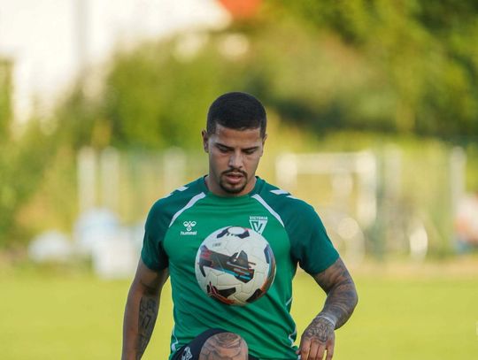 Król strzelców zamojskiej klasy okręgowej w poprzednim sezonie Brazylijczyk Marcos Vinicius Ribeiro Do Prado w Victorii Łukowa pełni rolę rezerwowego.