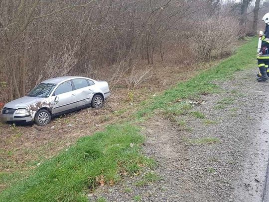 Volkswagen dachował w rowie w Sabaudii (ZDJĘCIA)