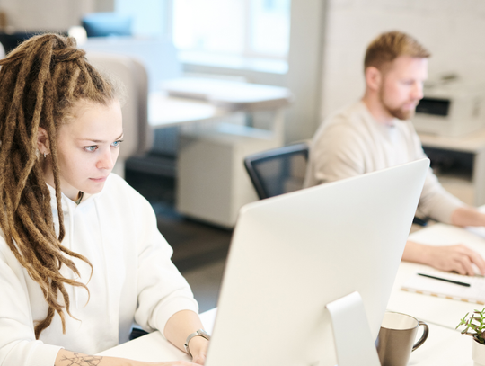 W budżetówce płacą więcej niż w firmach prywatnych. Tyle zarabiają Polacy Ile zarabiają Polacy? Dużo mniej niż wynosi tzw. średnia krajowa.