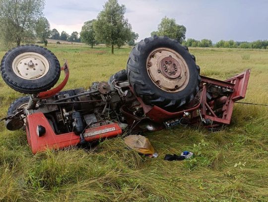 Gródek: Chciał wyciągnąć z wody pień, ale traktor się przewrócił. Senior wypadł z ciągnika