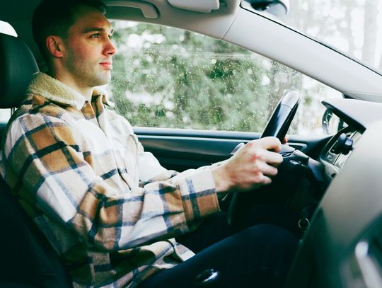 W Polsce większość kierowców prowadzi na trzeźwo, ale tylko 1/5 przestrzega ograniczeń prędkości