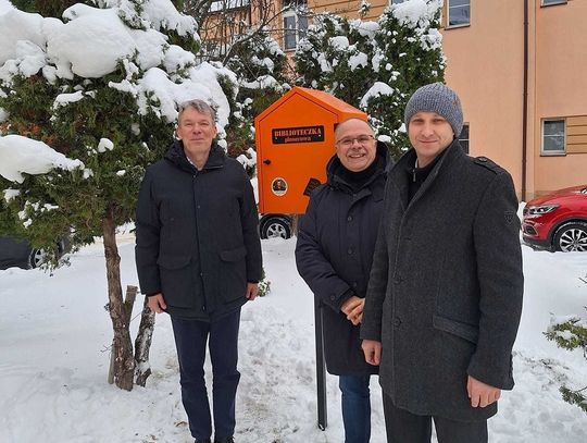 Miejska Biblioteka Publiczna w Tomaszowie Lubelskim na terenie miasta ustawiła pierwszą plenerową biblioteczkę.