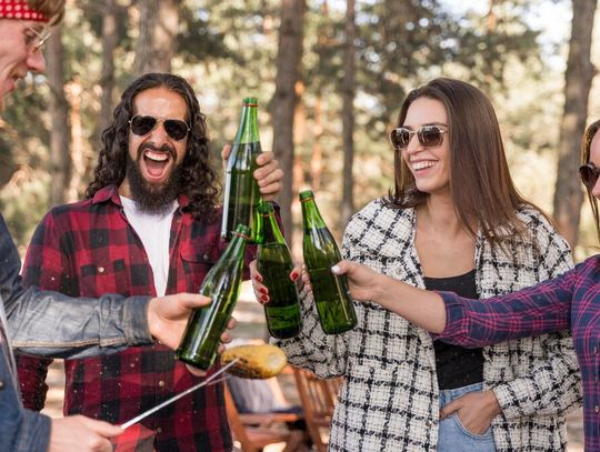 Latem Polacy częściej sięgają po alkohol. Najnowsze dane pokazują wyraźny wzrost zakupów w tym okresie.