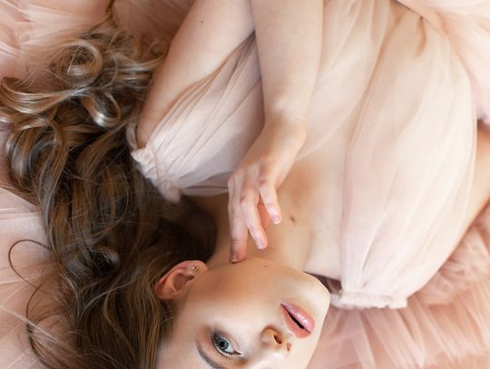 Welurowe sukienki, jak dbać, by pozostały piękne na długo?