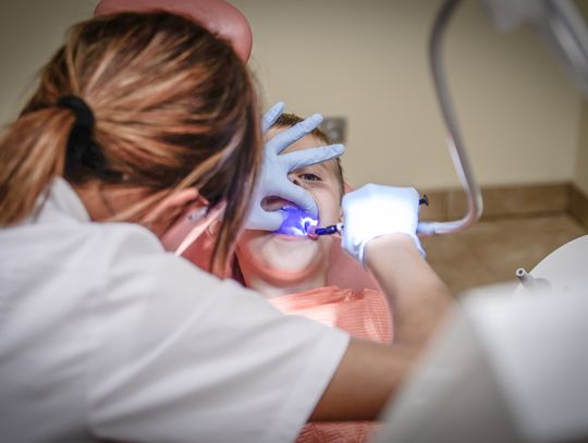 Szkoła Podstawowa im. Marszałka Józefa Piłsudskiego w Werbkowicach oferuje darmowe leczenie dentystyczne dla dzieci i młodzieży z tej gminy.