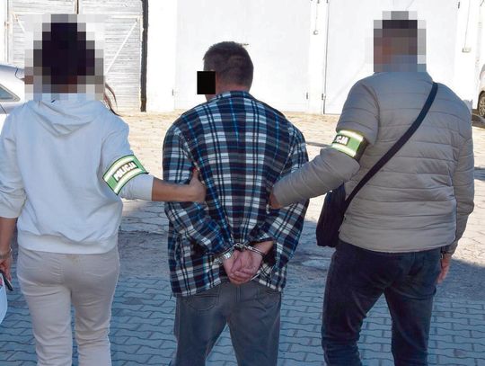 Ścigany listem gończym 56-latek z Gminy Horodło ukrył się pod podłogą na strychu w domu, ale policjanci i tam go znaleźli. Najbliższe 2,5 roku spędzi za kratami więzienia.