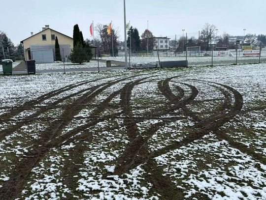 Zdewastowane boisko w Werbkowicach.
