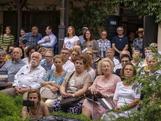 Dawne fotografie, wspomnienia i rozmowy o tym, co Zamość stracił, a co warto ocalić. „Wernisaż z pompą” był spotkaniem z historią miasta zapisaną w obrazach, słowach i emocjach.