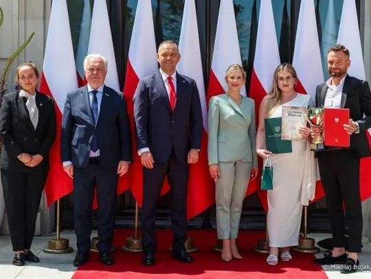 Julia i Amadeusz Mielniczukowie z Kryszyna (pierwsi od prawej) podczas gali AgroLigi 2025 w Pałacu Prezydenckim.