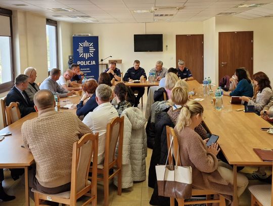 Spotkanie tomaszowskiej Policji z przedstawicielami placówek oświatowych i lokalnego samorządu