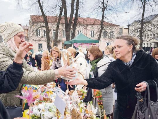 Wielkanocny Kiermasz w Biłgoraju. To coś więcej niż tradycja Wielkanocny Kiermasz - lokalne twórczynie ludowe oferowały unikatowe pisanki, serwety do koszyczków i świece z wosku pszczelego.