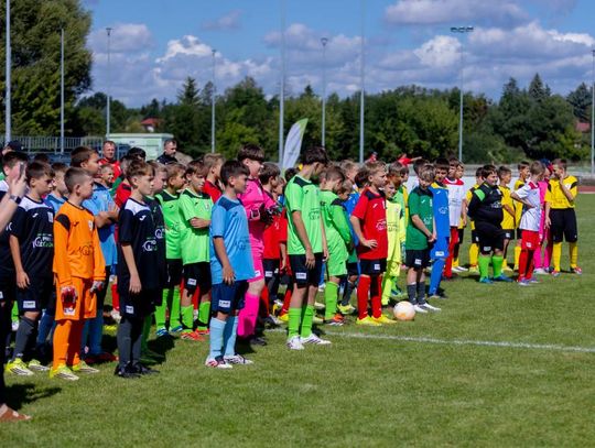 Rywalizacji na boisku od pierwszej do ostatniej minuty towarzyszył niesamowity, głośny doping kibiców, którzy tłumnie wypełnili trybuny stadionu HOSiR.