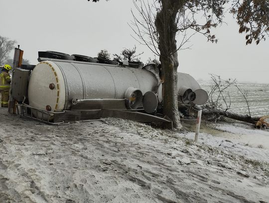 21 listopada 2025, Wieprzów. Cysterna zjechała do rowu i przewróciła się.