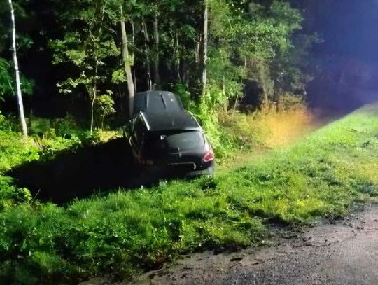 Wieprzów Tarnawacki: Nissan wypadł z drogi do rowu, 25-latka w szpitalu