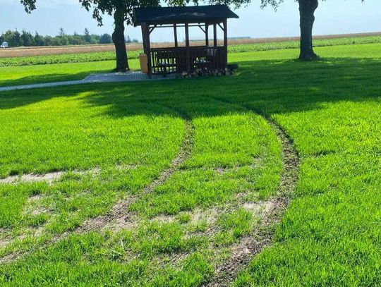 "W nocy z dnia 14/15 lipca  ktoś urządził sobie "tor drifftowy" na świeżo zasianej trawie przy naszej remizie" - napisali, zamieszczając to zdjęcie strażacy z OSP Wierszczyca (gmina Jarczów).