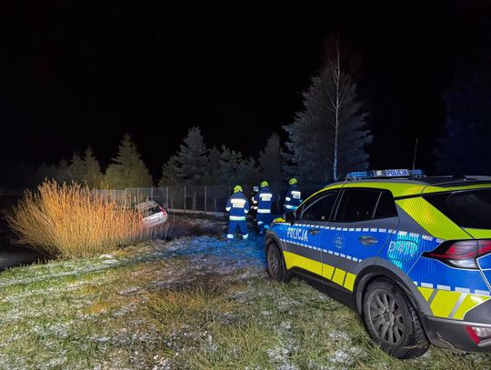 W trakcie działań lód się załamał, co wymusiło natychmiastową ewakuację poszkodowanego przy użyciu technik ratownictwa lodowego. Mężczyzna został wyciągnięty na brzeg i przekazany policji.