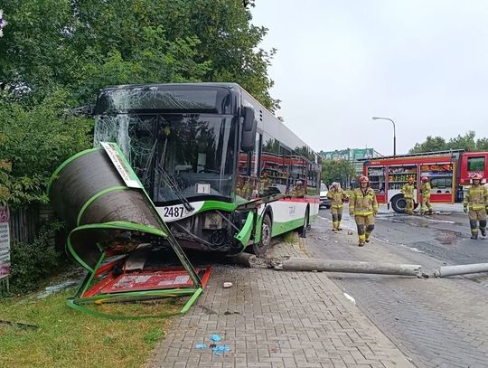 Lublin: Wjechał autobusem w wiatę przystankową. 5 osób w szpitalu!