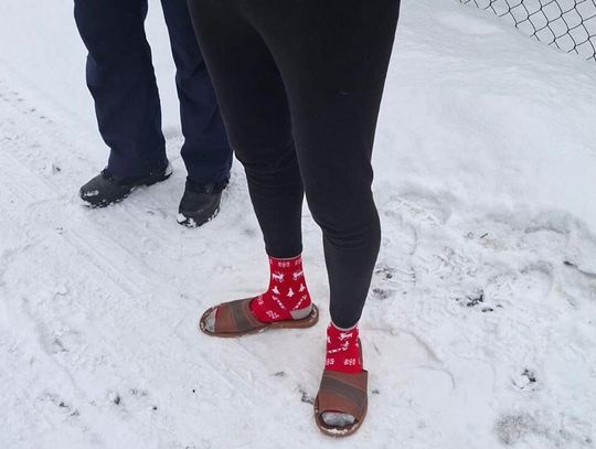 Włamał się do domu, zjadł kiełbasę, włożył skarpety właściciela i poszedł spać Włamał się do domu, zjadł kiełbasę, włożył skarpety właściciela i poszedł spać